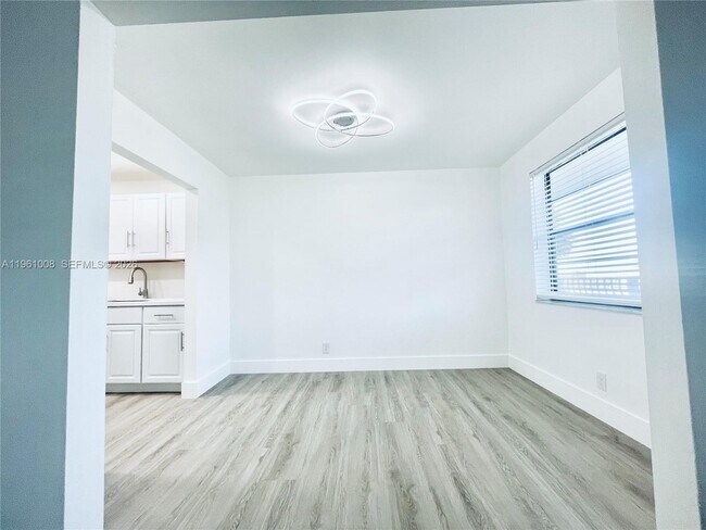 Building Photo - 500 NE 2nd St