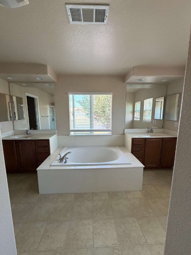 Building Photo - "Spacious 4-Bedroom Haven in Merced with 3 Full Baths & Elegant Granite Countertops!"