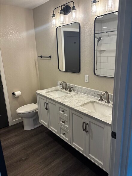 Double sinks/mirrors - 8204 Mentra St