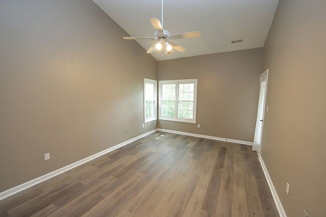 Building Photo - 2-Bedroom Top Floor Condo in Desirable Sun...