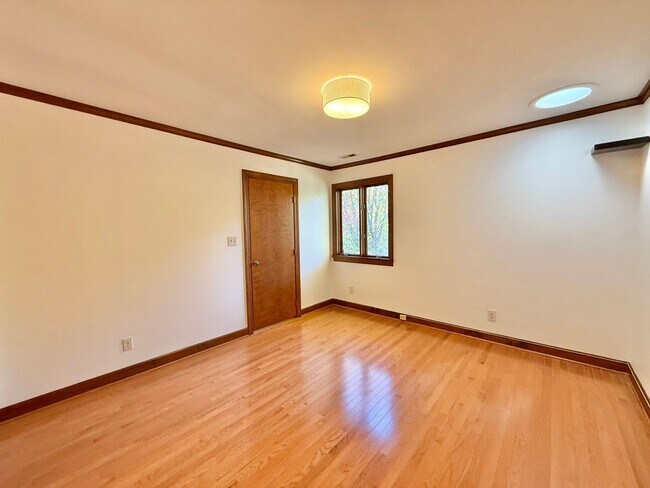 Building Photo - Charming 3BD, 2BA North Raleigh Home in Pr...