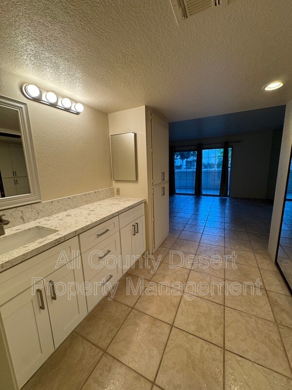 Building Photo - 2701 E Mesquite Ave