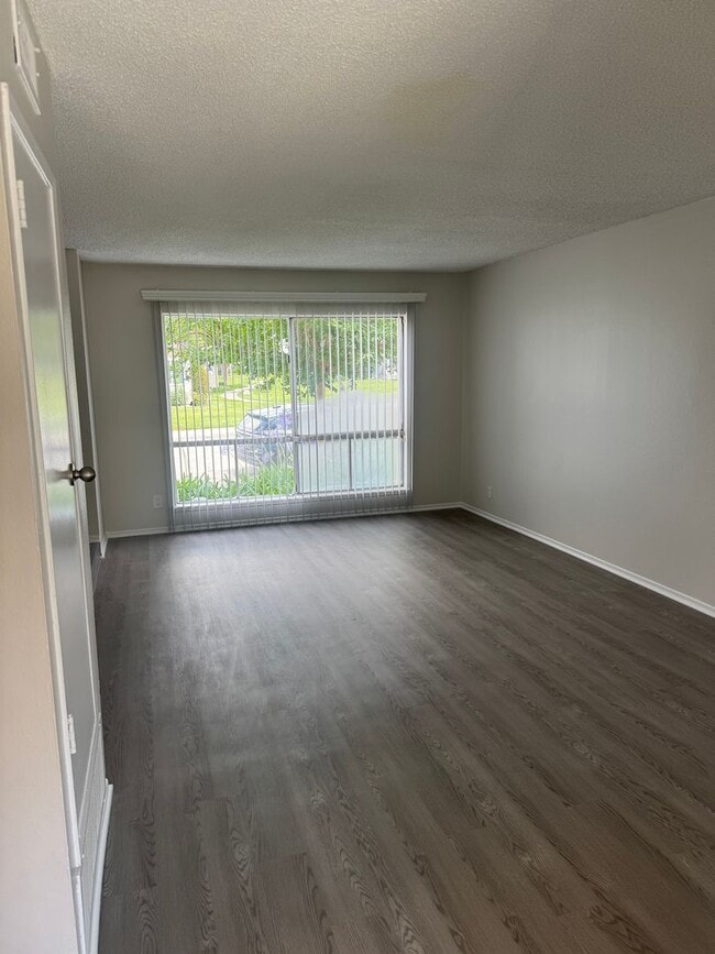 Building Photo - 3 Bed + 1.5 Bath Townhouse