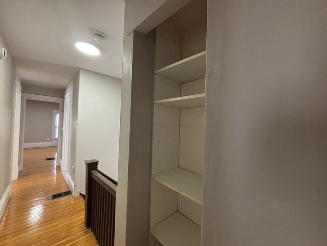 Building Photo - 4 Bedroom Park Ave House - 2 Full Baths, D...