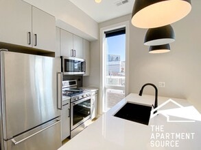 Building Photo - 1050 W Cornelia Ave