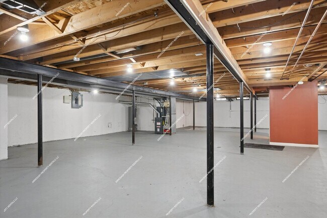 Building Photo - Rare Rental! Beautiful 1900 sq ft 3-bedroo...