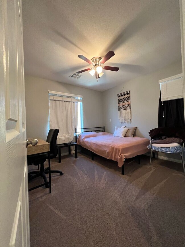 Building Photo - ABSOLUTELY AMAZING! Large 4 bedroom 2 stor...