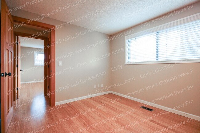 Building Photo - 14210 SW Rochester Dr