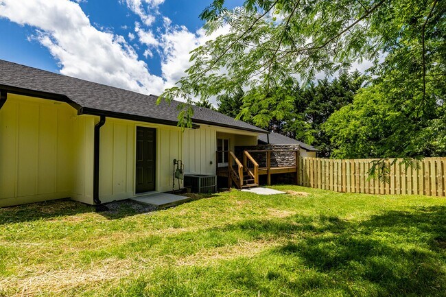 Building Photo - 910 Windlau Ct