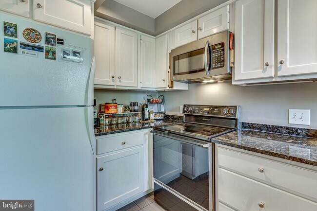 Building Photo - 912 Green St