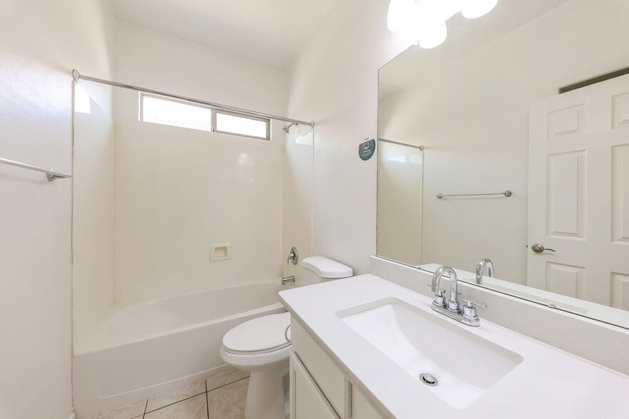 Building Photo - 13275 N Primrose St