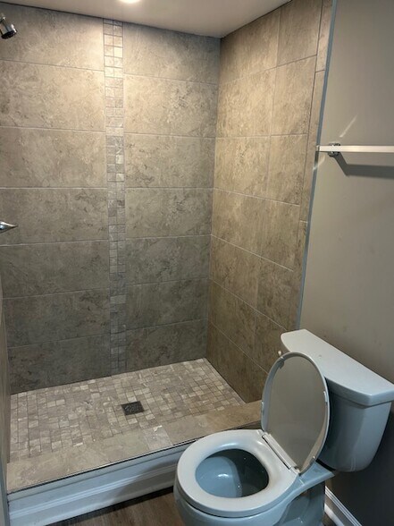 Building Photo - 6461 Almont Dr