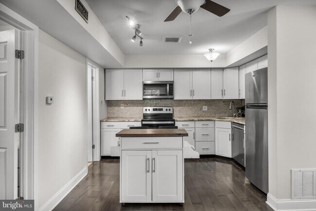 Building Photo - 702 Abbey Ct