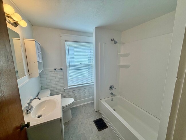 Building Photo - 311 E Beecher St