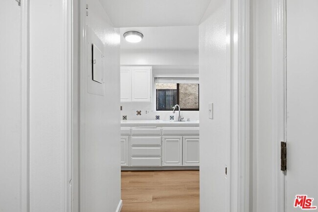 Building Photo - 1423 S Bentley Ave