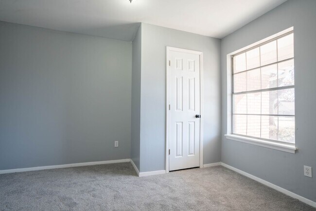 Building Photo - 4 Bedroom Home Available For Immediate Move In!!