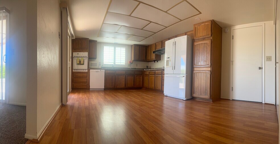 Large kitchen all appliances included - 1032 Leisure World