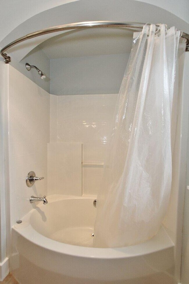 Building Photo - Adorable Craftsman Style Home