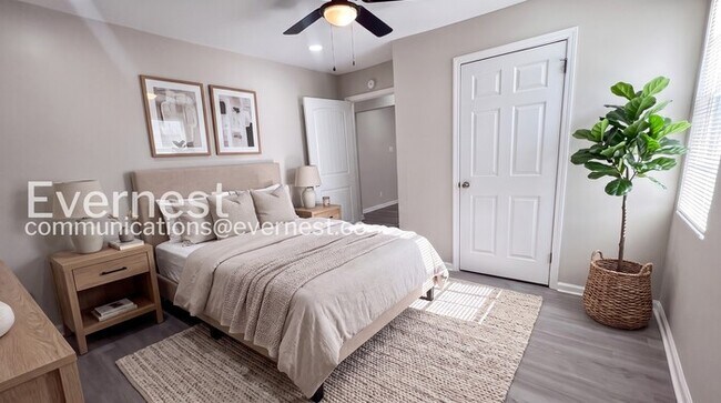 Building Photo - 1 Bed/1 Bath Duplex with Modern Amenities / Available Now!