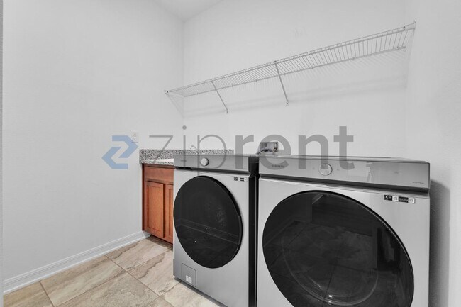 Building Photo - Unit n/a
