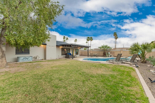 Building Photo - 617 E Ellis Dr