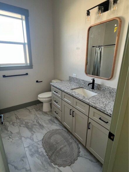 Building Photo - 422 W 18th St