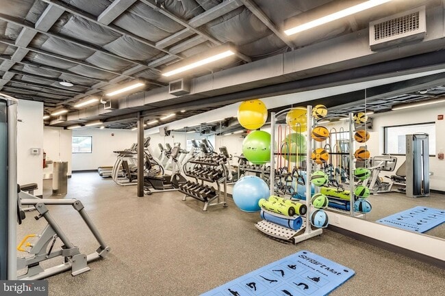 Building Photo - 3800 Fairfax Dr