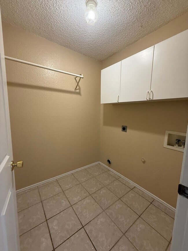 Building Photo - COMMUTER FRIENDLY / ESTABLISHED NEIGHBORHOOD