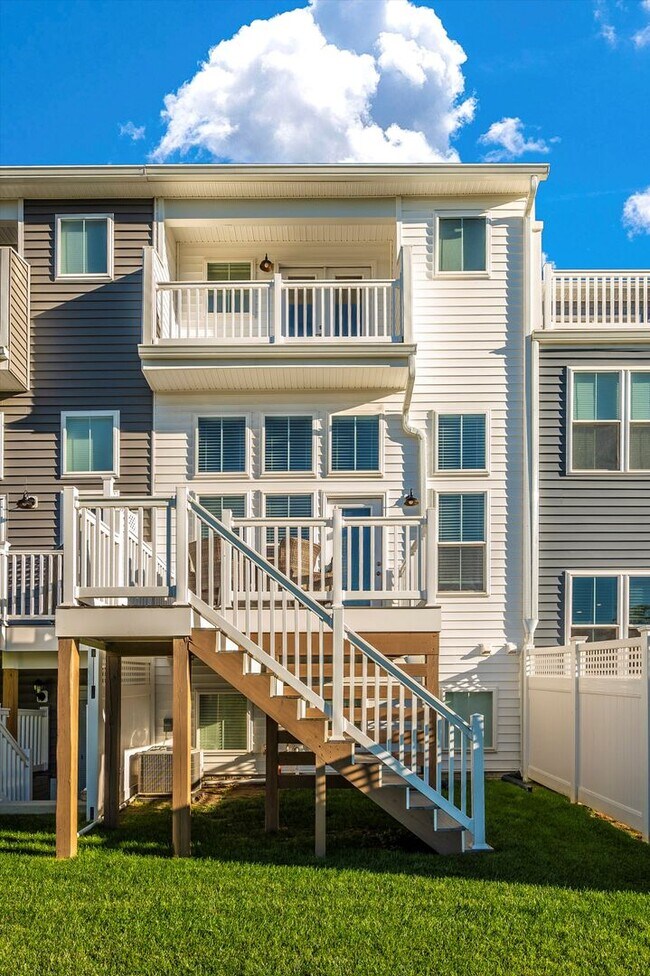 Building Photo - The Enclave At Gambrill View