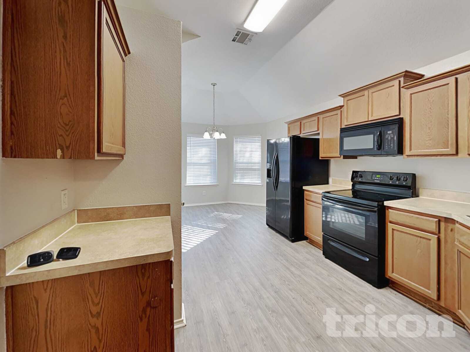Building Photo - 1615 Hillside Dr
