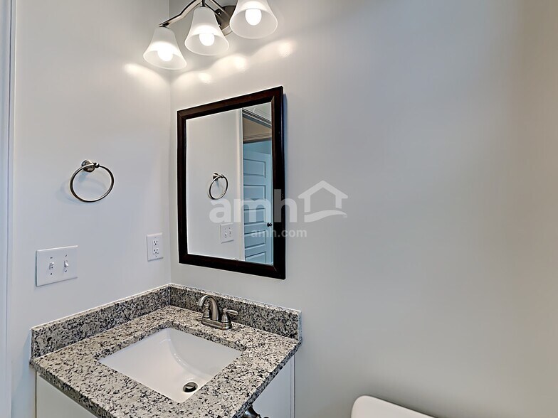 Building Photo - 260 Deodar Ln