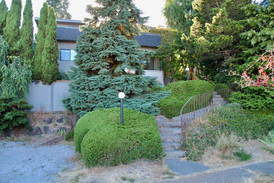Frontward with parking area - 10249 33rd Ave sw