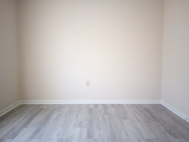 Building Photo - 3 Bedroom 2 Bathroom