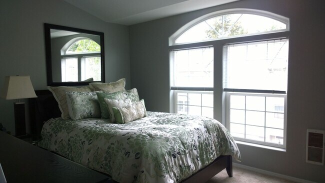 Building Photo - Beautiful Murrayhill Townhome with Dual Primary Suites & Private Backyard!