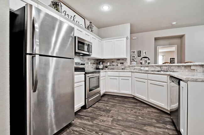 Building Photo - Beautiful + Well-Maintained Home in Benton...