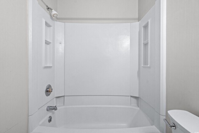 Building Photo - 715 Pine Dr