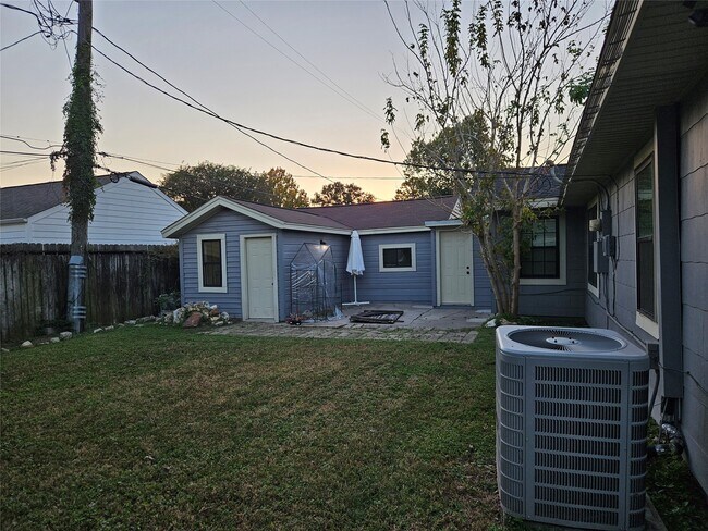 Building Photo - 6446 Brookside Dr