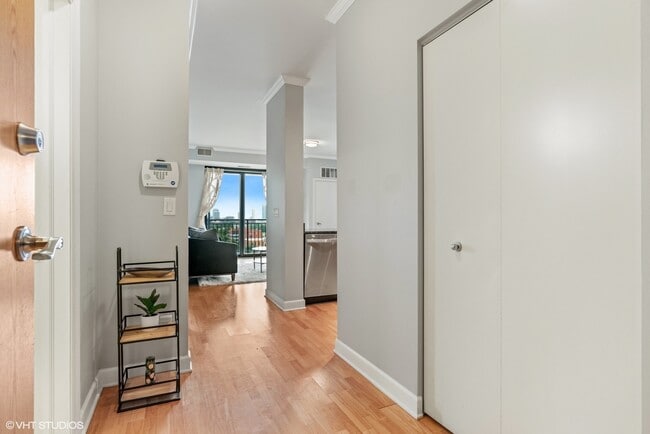 Building Photo - 451 W Huron St