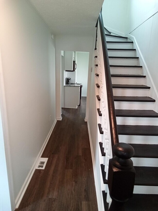 Building Photo - Renovated 2BR, 1 BA SFH