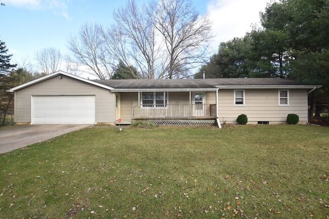 Primary Photo - Mishawaka- 3 bedroom Country living near t...