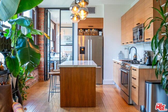 Building Photo - 460 S Spring St