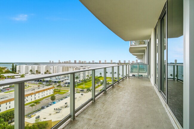 Building Photo - 220 Lake Shore Dr