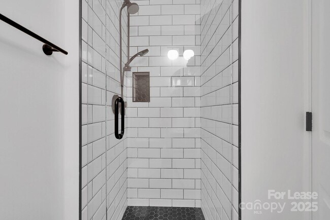 Building Photo - 224 N Poplar St