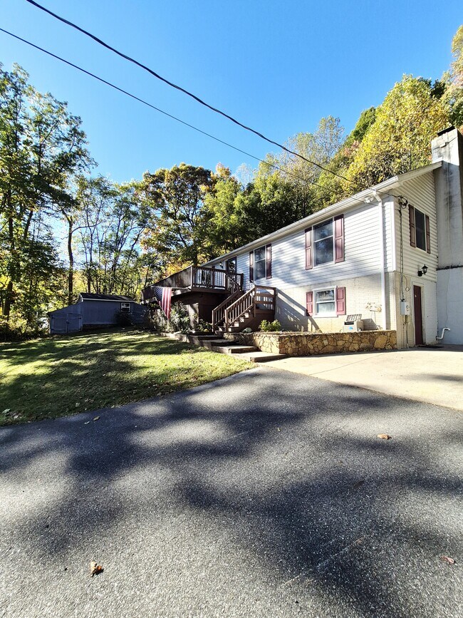 Building Photo - 976 Snow Mountain Rd