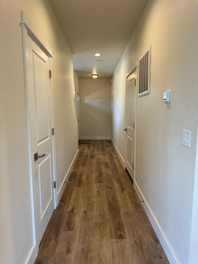 Building Photo - Newer 3 bedroom, 2.5 bath duplex in desirable neighborhood!