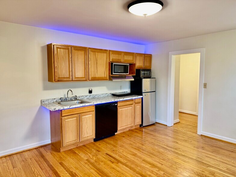 Building Photo - 4 Hillside Ave