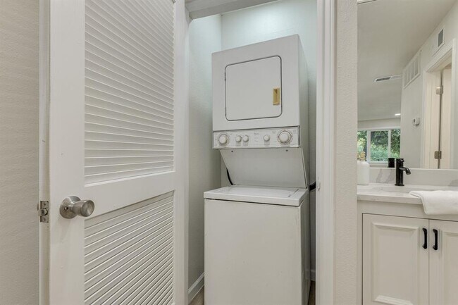 Building Photo - 8888 Tallwood Dr
