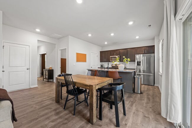 Building Photo - 1009 Chiles Dr