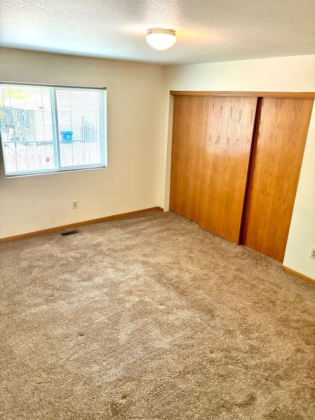 Building Photo - Beautiful 2 Bed/1 Bath Ranch Style Townhome!