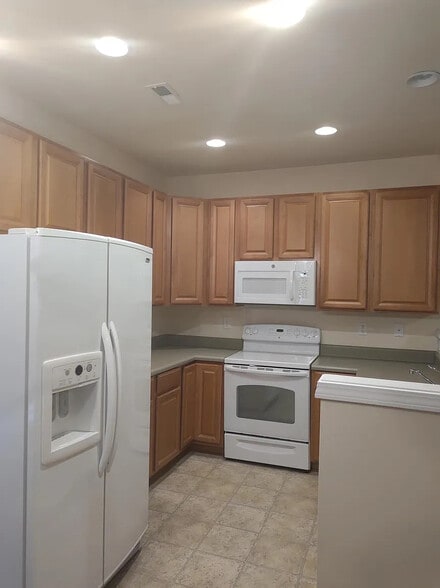 Building Photo - Room in Townhome on Singleleaf Lane